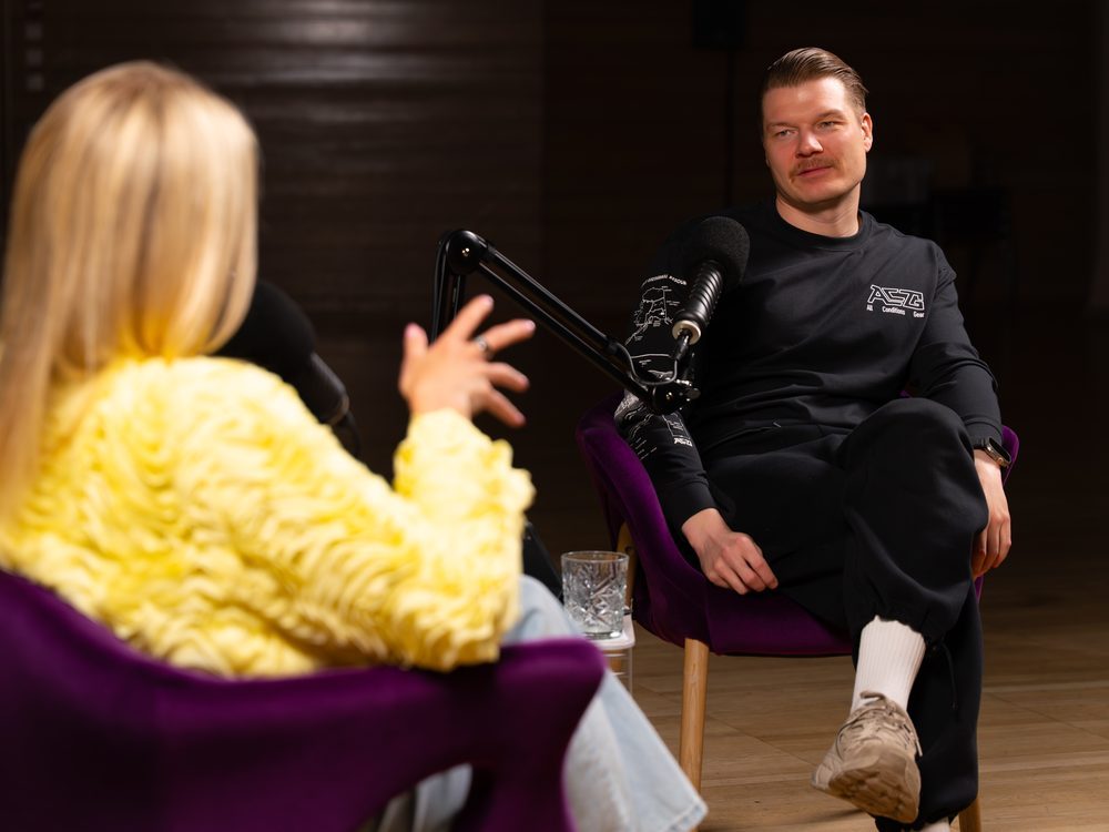 Joonas Kylliäinen podcast-keskustelussa studiossa.